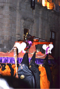 Figura 2. Procesión de Semana Santa por la calle principal de Morelia, Avenida Francisco I. Madero. Imagen de F. J. Fuentes F.