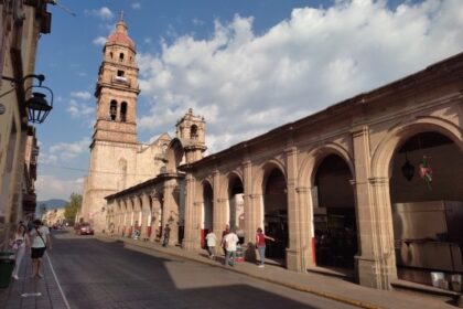 Figura 7. Mercado de comida tradicional en la Plazuela de San Agustín. Imagen de F. J. Fuentes Farías.