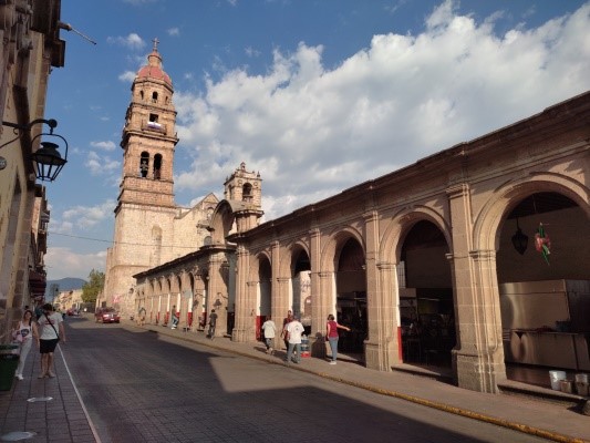 Figura 7. Mercado de comida tradicional en la Plazuela de San Agustín. Imagen de F. J. Fuentes Farías.