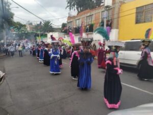Figura 2. El brinco, comparsas de chinelos durante el recorrido de la catedral de San Bernardino de Siena a la casa de la mayordomía, ubicada en el Barrio de San Marcos. Fotografía de Diana Elena Barcelata Eguiarte (2022).