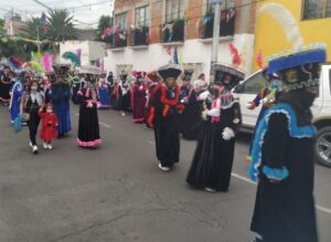 Figura 5. La comparsa “Un Brinco de Fé” en procesión hacia la casa del Mayordomo en el Barrio de San Antonio. Fotografía de Diana Elena Barcelata Eguiarte (2022).