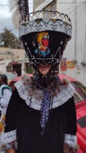 Figura 6. Diego Flores, de la comparsa “Un brinco de Fe”, sin máscara y portando un pañuelo que le cubre parte del rostro. Fotografía de Diana Elena Barcelata Eguiarte (2022).