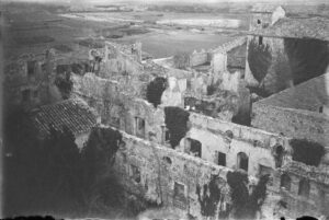 Figura 7. Fotografía de las ruinas de levante de Pere Català Pic (1922); a mano derecha se ven las galerías del claustro viejo. Fuente: Arxiu Nacional de Catalunya, Fons ANC1-1236 (Arxiu Pere Català).