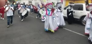 Figura 13. Procesión de la comparsa “la Misteriosa” con otras que se dirigen hacia la nueva morada del Niñopa en el Barrio de San Antonio. Fuente: Diana E. Barcelata Eguiarte (2022)