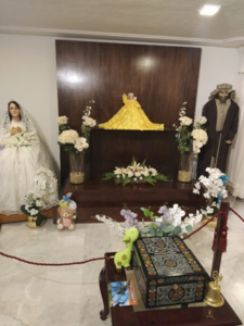 Figura 15. Altar preparado para el Niñopa en la casa de la mayordoma, la Sra. Verónica Olivares. Fuente: Diana Elena Barcelata Eguiarte (2022).