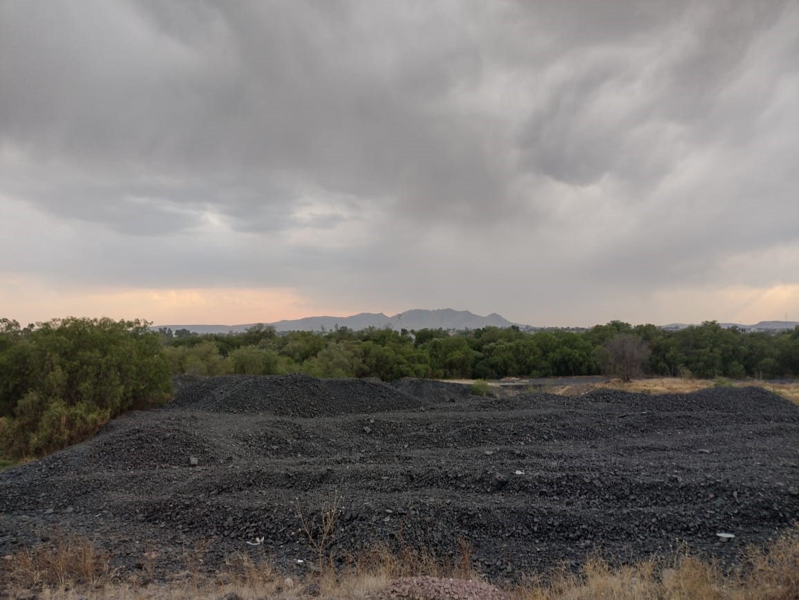 Figura 2. Panorama de la zona denominada “Cerro de la Grasa” formada por la escoria o desperdicios de fundición acumulada durante sus años de operación. Ubicada en las inmediaciones del Río San Pedro y Av. Aguascalientes Pte. Tomada en el año 2022 por Alba Mariana Díaz Márquez.