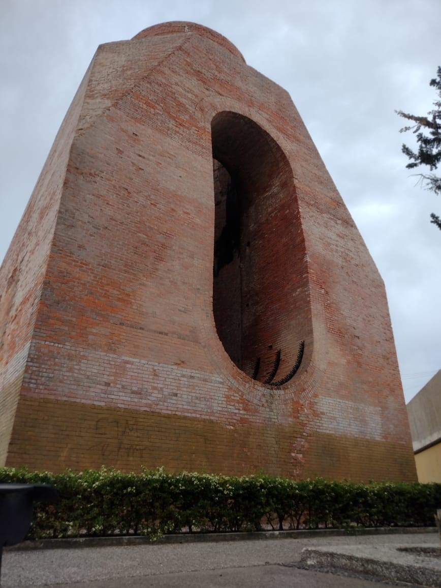 Figura 5. Monumento al Obrero Desconocido, basamento del Horno de la empresa metalúrgica de la Gran Fundición Central Mexicana. Fotografía de Alba Díaz Márquez, año 2021.