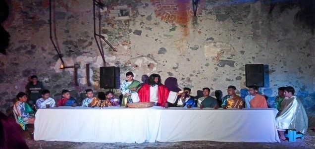 Figura 4: Recreación de la última cena durante la celebración del Viacrusis en Camelia. Obtenida de Facebook, 2022.