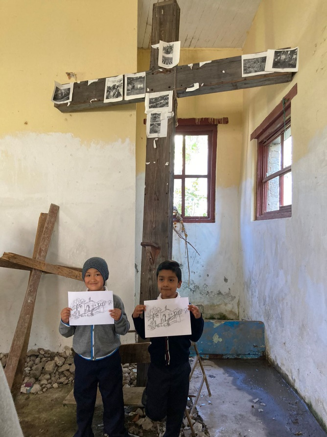Figura 9: Niños asistentes con su respectivo dibujo de Camelia. Elaboración propia, 2022.