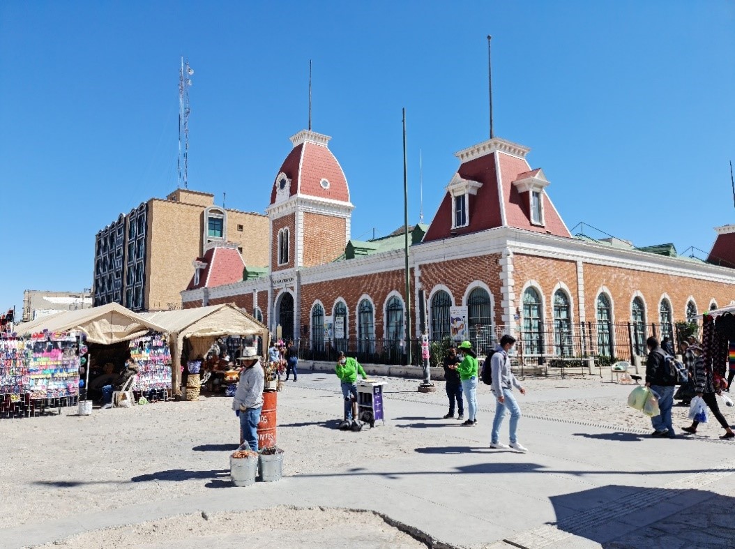 Figura 13: La ex – aduana (Museo de la Revolución en la Frontera) y el ambulantajeFuente: Autoría propia, marzo 2022