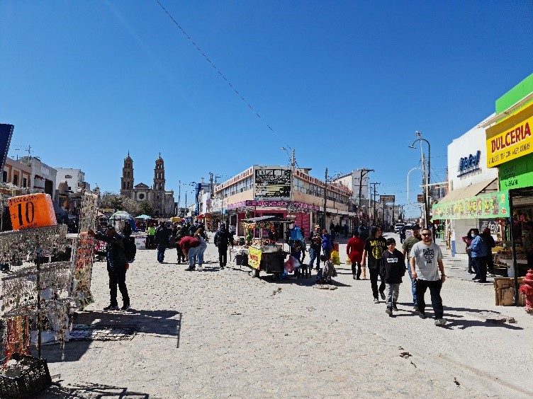 Figura 3: Corredor peatonal y comercio informal en el centro. Fuente: Autoría propia, marzo 2022