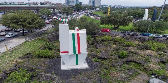 Figura 7. Jardines Nativos al lado del Hombre de Paz en una de las gazas del distribuidor vial del Anillo Periférico con InsurgentesFuente: Christoffer Lara, 2022